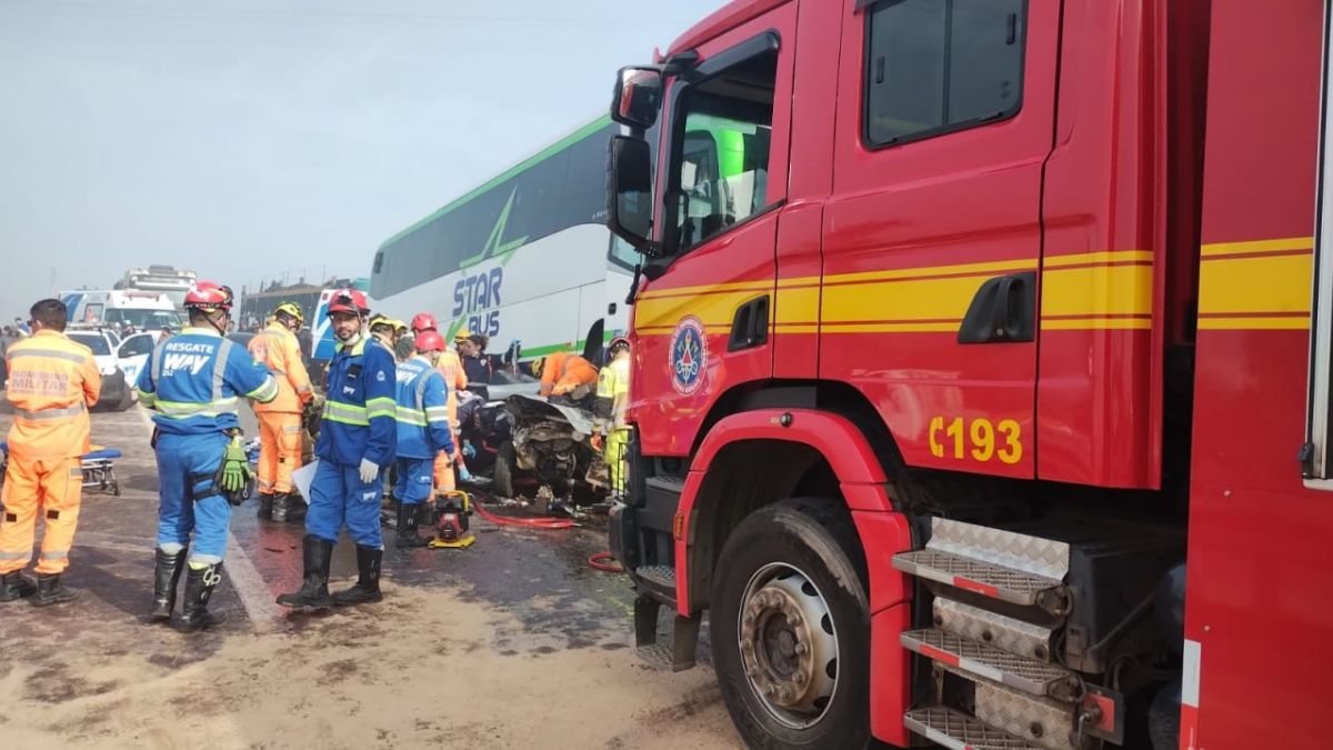 Acidente grave com cerca de 20 veículos interdita totalmente a BR-262 em Betim